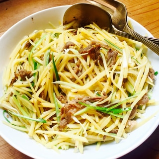 じゃがいもと牛肉、香味野菜の千切り炒め